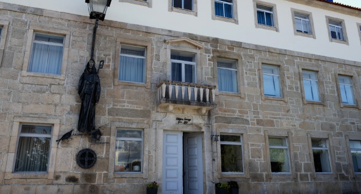 Fachada histórica do Colégio de Lamego, com a estátua e o lampião originais